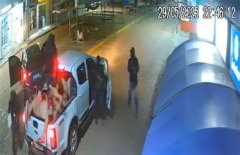 Quadrilha explode agncia bancria em assalto com refns em Carolina